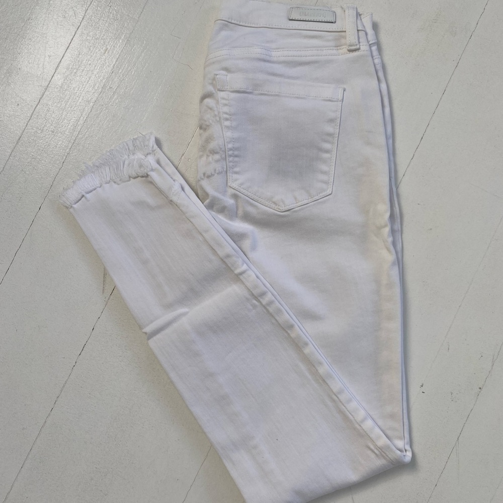white skinny jeans frayed bottom detail